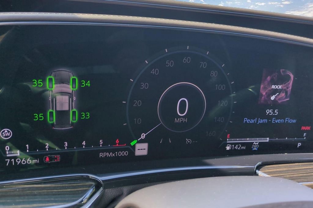 Used 2021 Cadillac Escalade Premium Luxury image 10