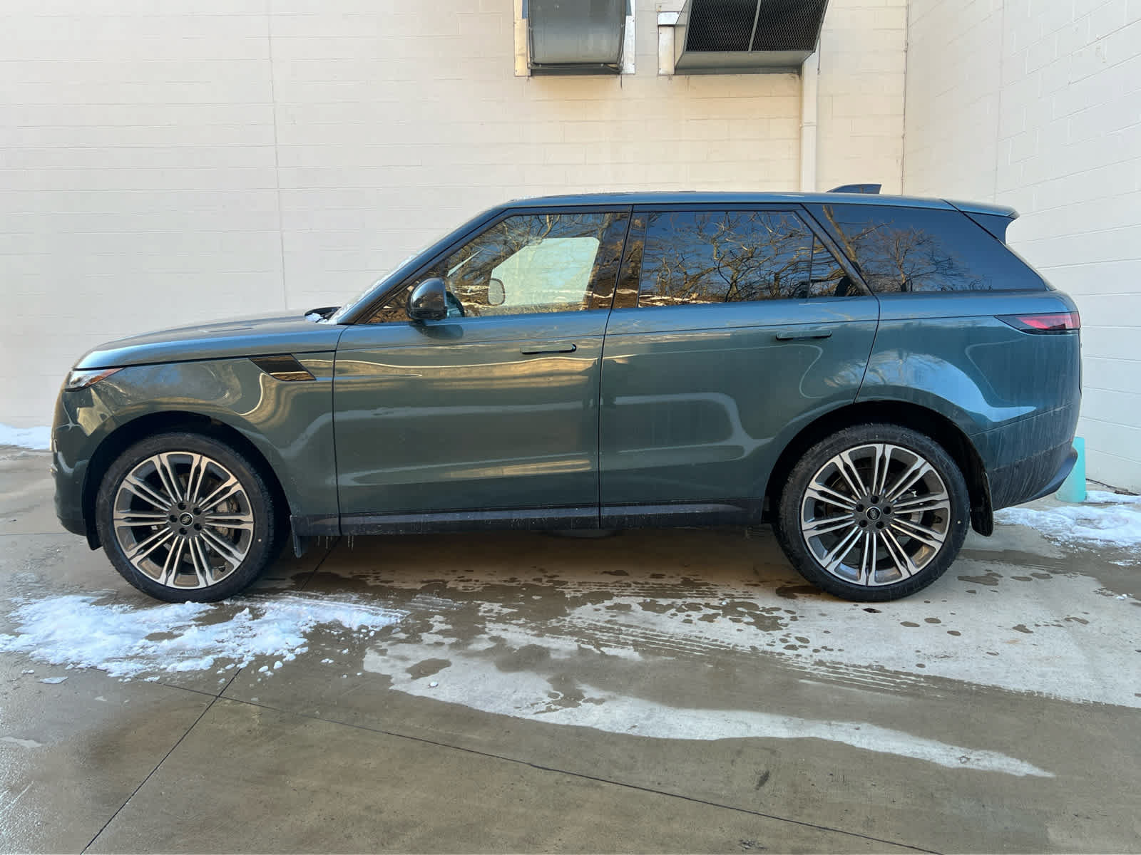 Used 2025 Land Rover Range Rover Sport SE AWD/4WD image 5