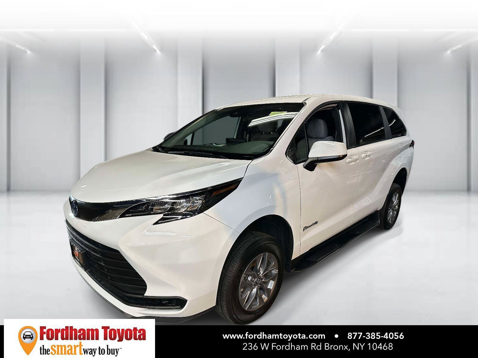 Used 2025 Toyota Sienna LE FWD image 8