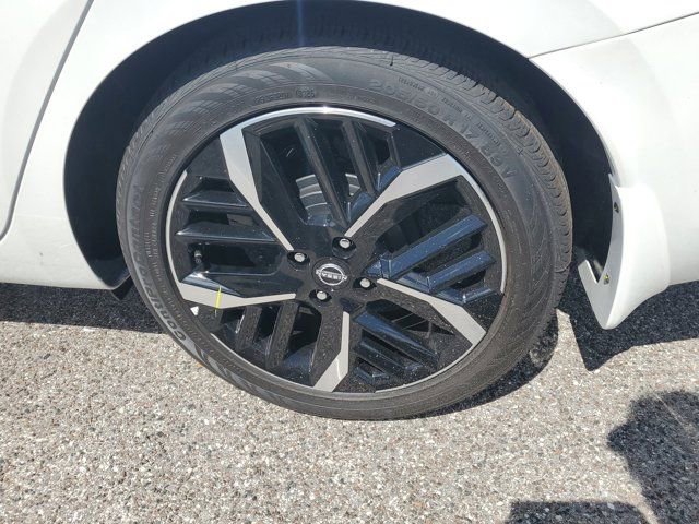 New 2025 Nissan Versa SR w/ Trunk Package image 5