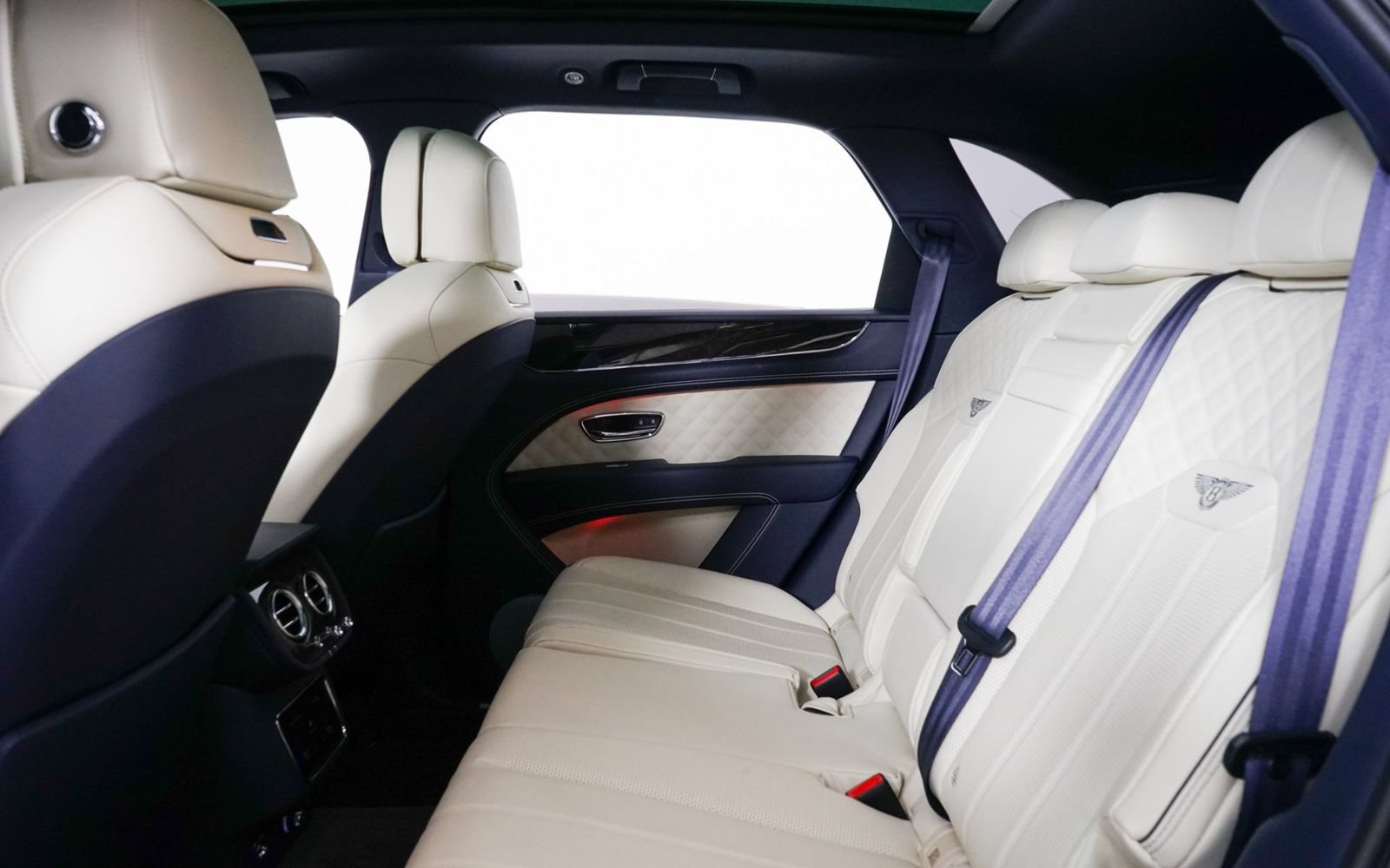 Used 2022 Bentley Bentayga AWD/4WD image 31