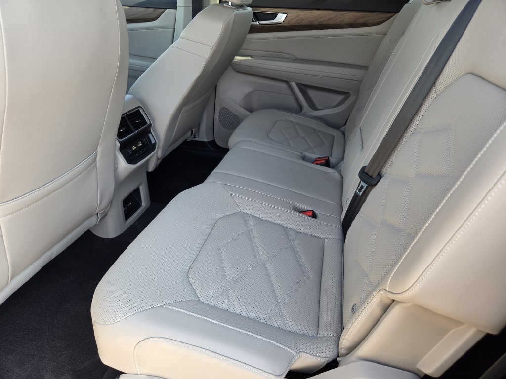 Used 2025 Volkswagen Atlas SE FWD image 23