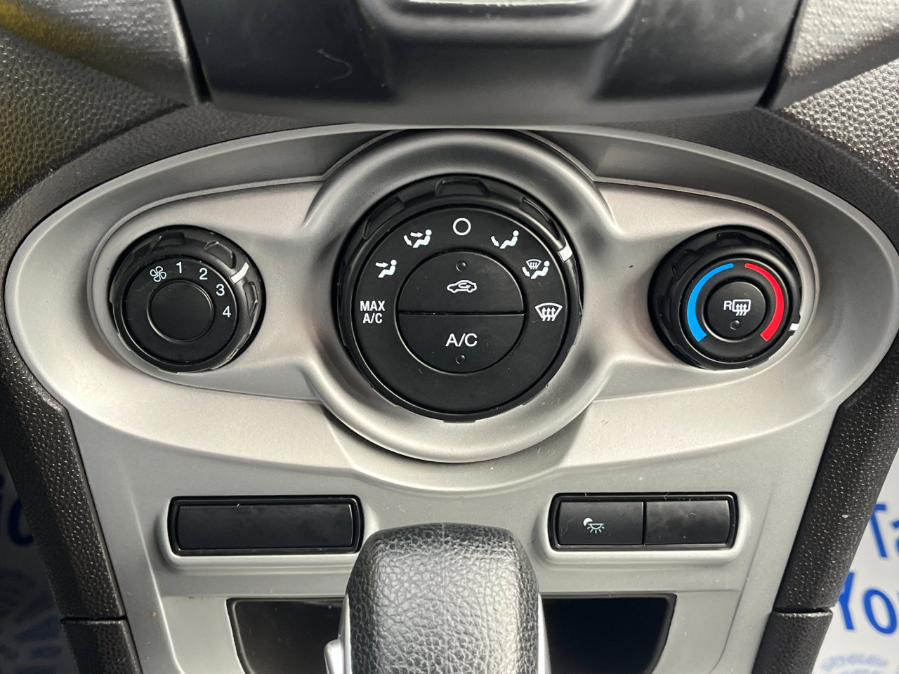 Used 2015 Ford Fiesta SE image 26