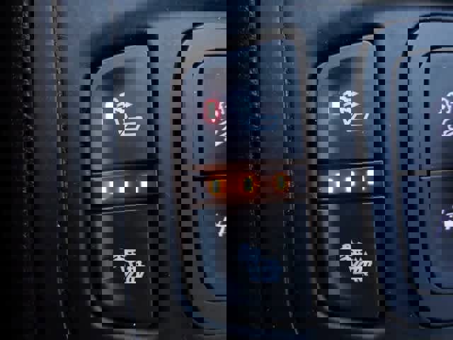 Used 2024 GMC Terrain SLT image 31