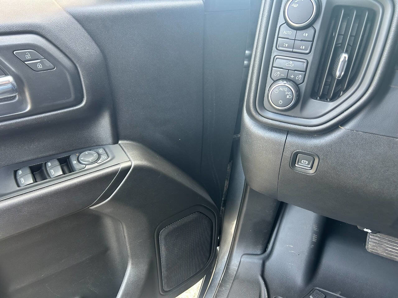 Used 2019 Chevrolet Silverado 1500 Custom Trail Boss w/ Custom Convenience Package image 4
