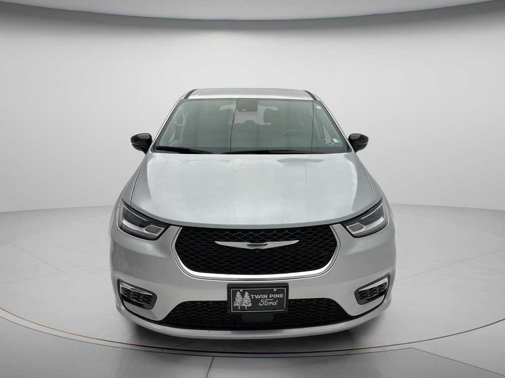 Used 2024 Chrysler Pacifica Touring-L FWD image 2