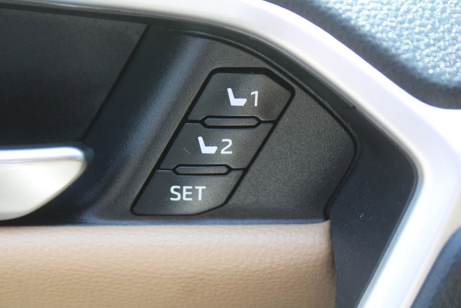 Used 2022 Toyota RAV4 Limited AWD/4WD image 22