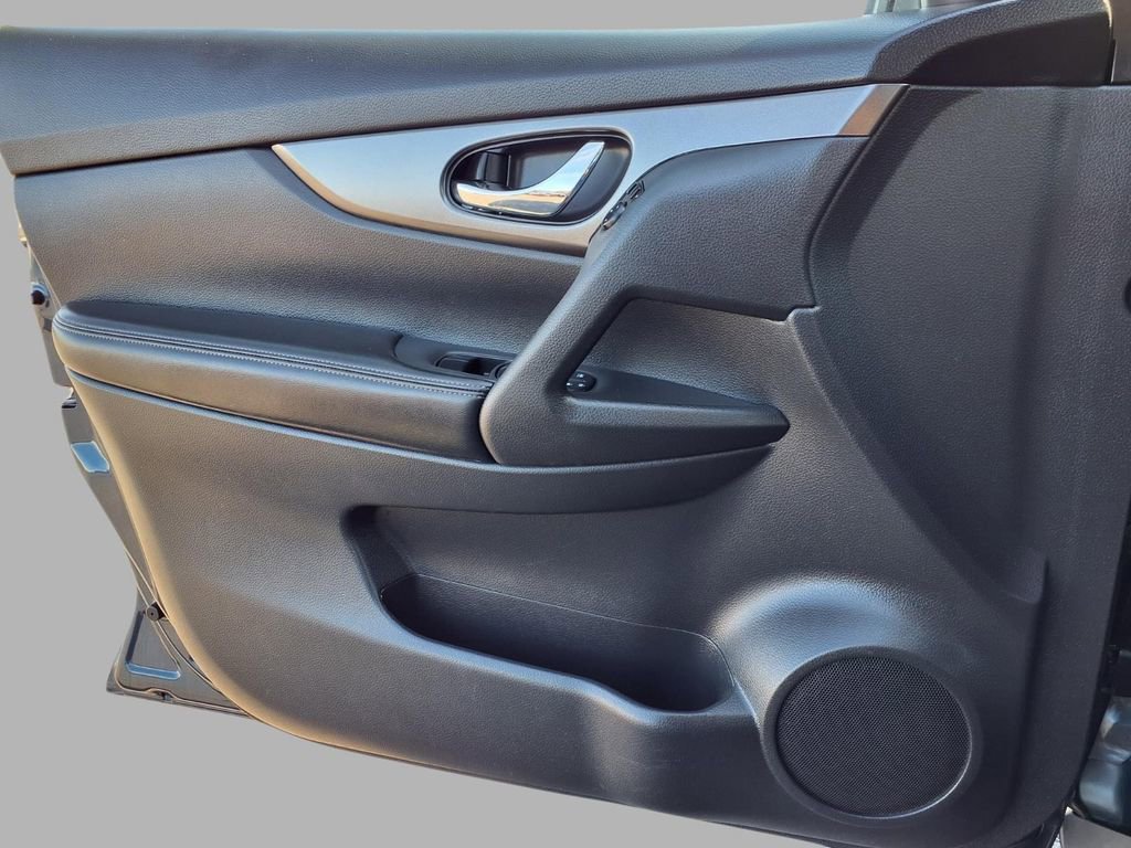 Used 2016 Nissan Rogue SV image 19