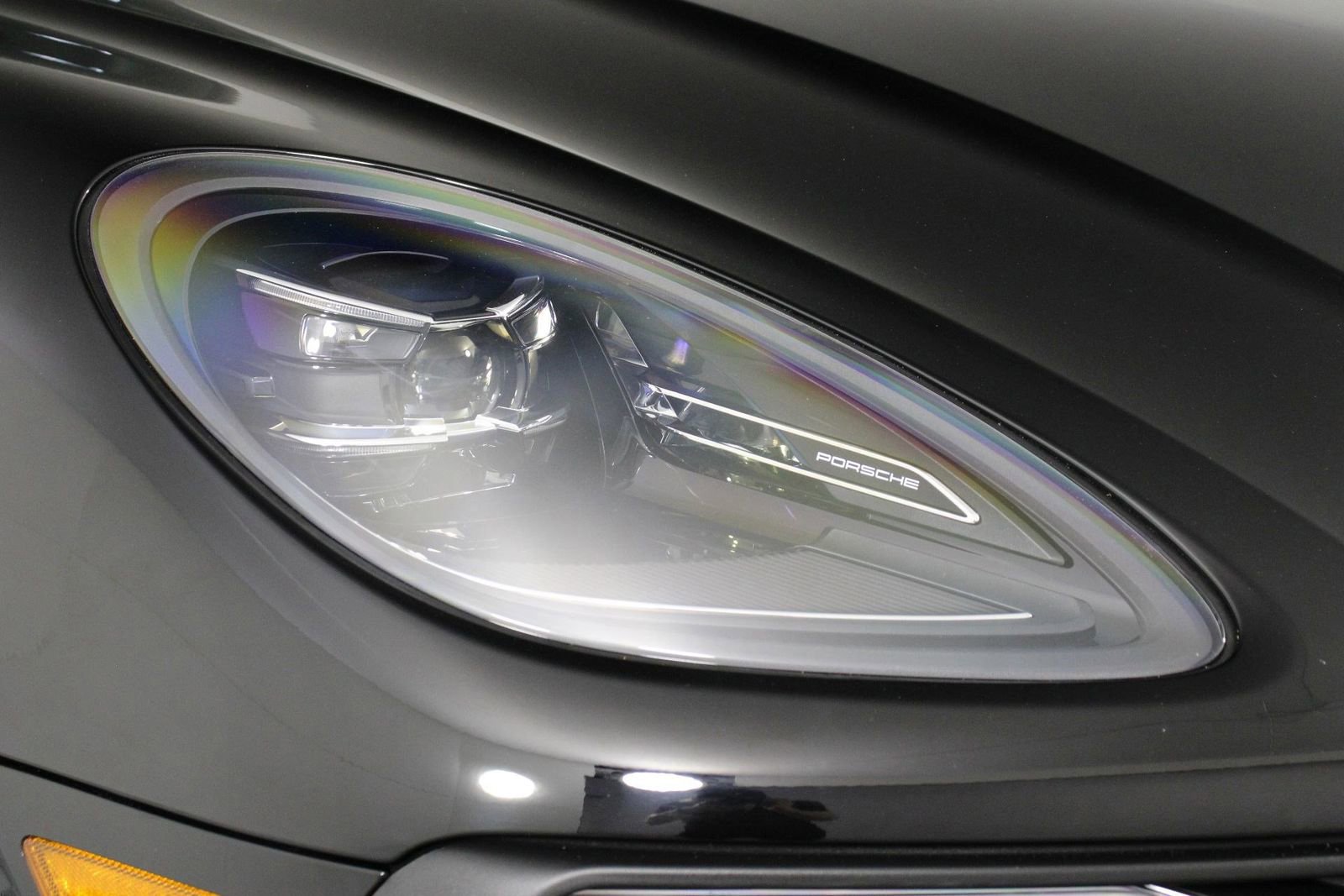 Certified 2025 Porsche Macan image 28