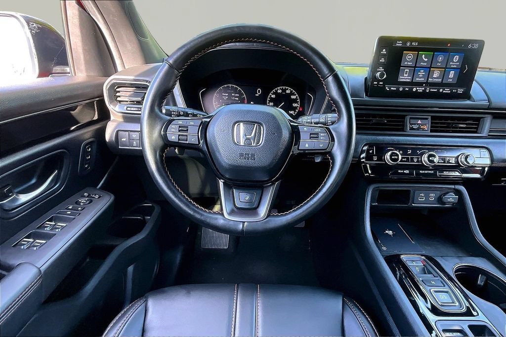Used 2025 Honda Pilot TrailSport image 9