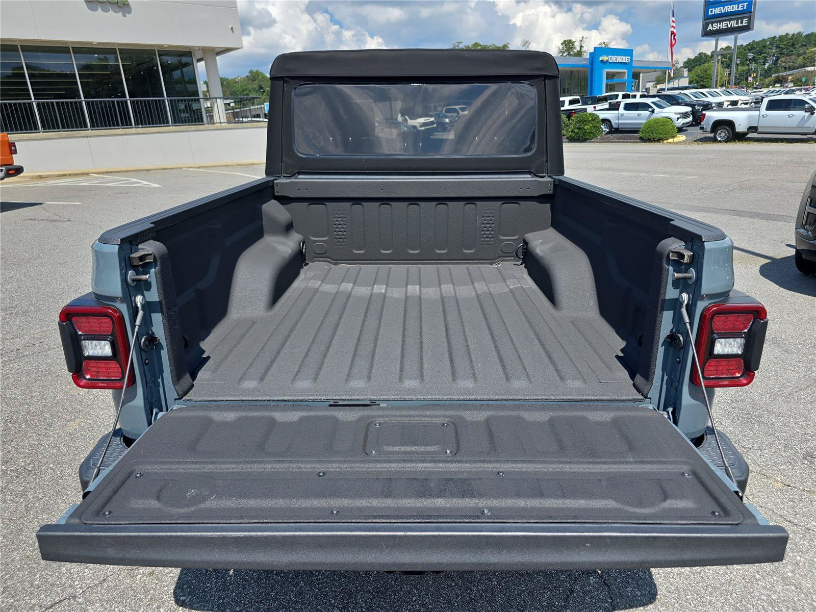 Used 2024 Jeep Gladiator Mojave w/ Technology Group AWD/4WD image 4