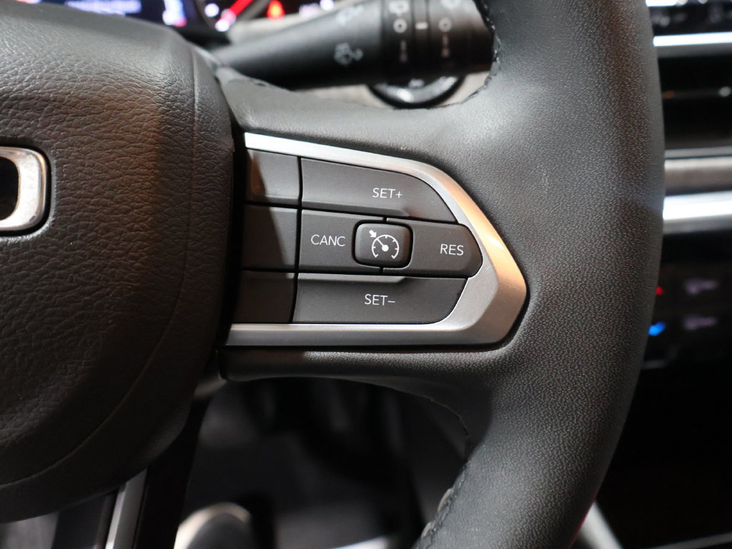 Used 2025 Jeep Compass Latitude w/ Sun & Sound Group AWD/4WD image 39