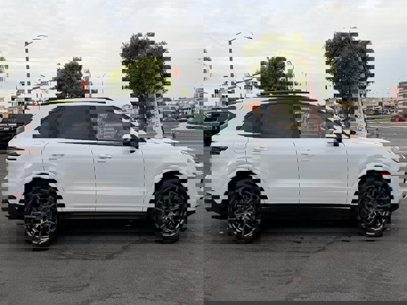 Used 2023 Porsche Cayenne S Platinum w/ Premium Package Plus image 19