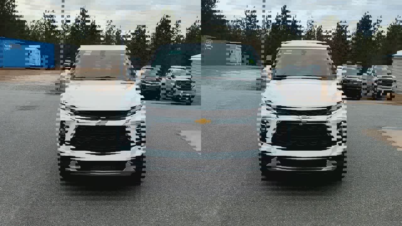 Used 2025 Chevrolet Blazer LT image 3