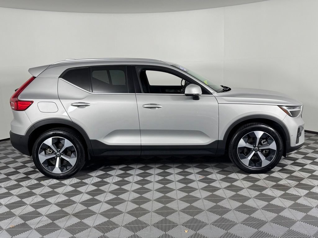 Certified 2025 Volvo XC40 B5 Plus AWD/4WD image 5