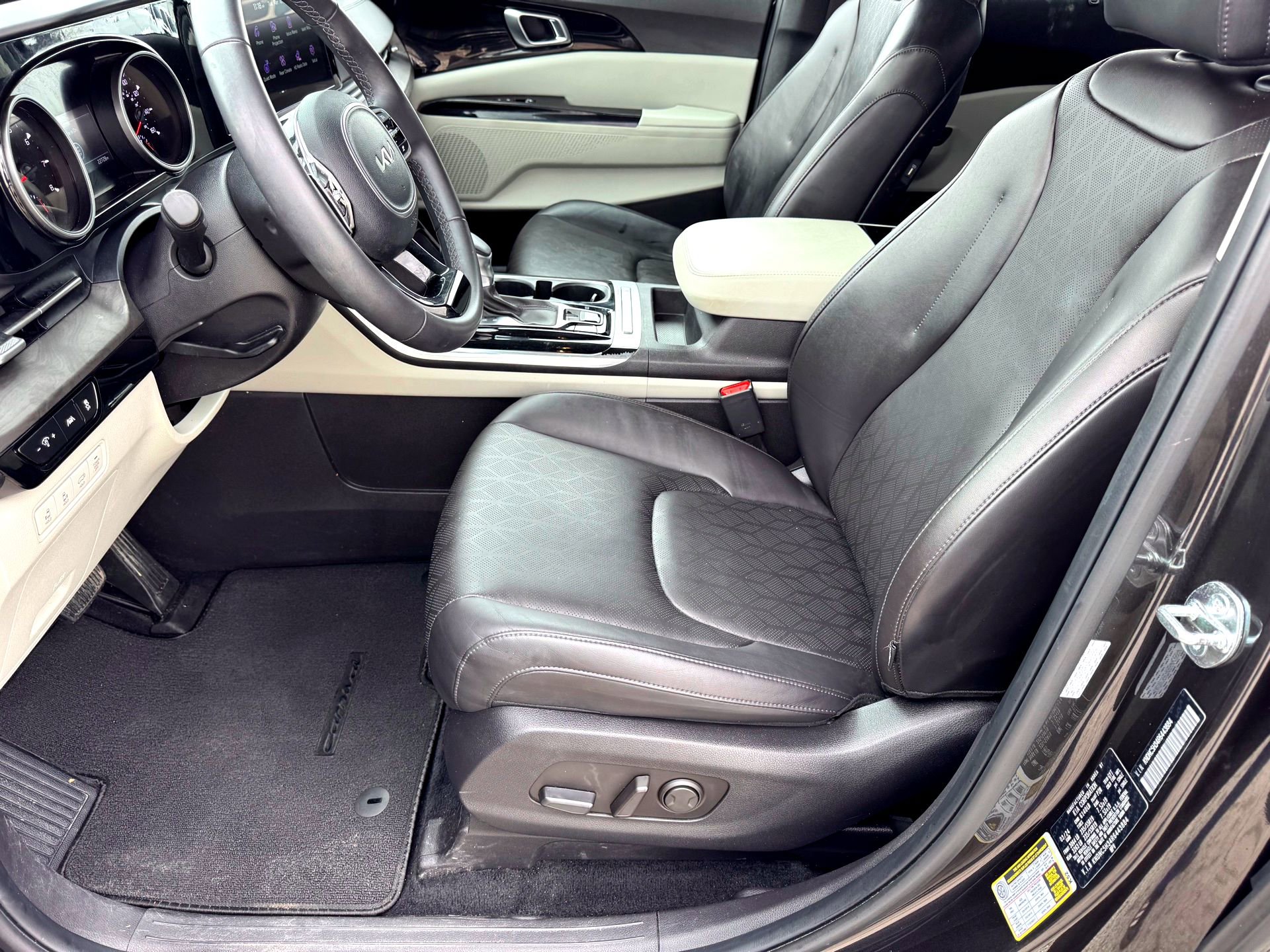 Used 2024 Kia Carnival EX image 12