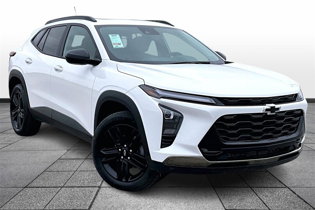 Used 2025 Chevrolet Trax ACTIV w/ Sunroof Package image 2