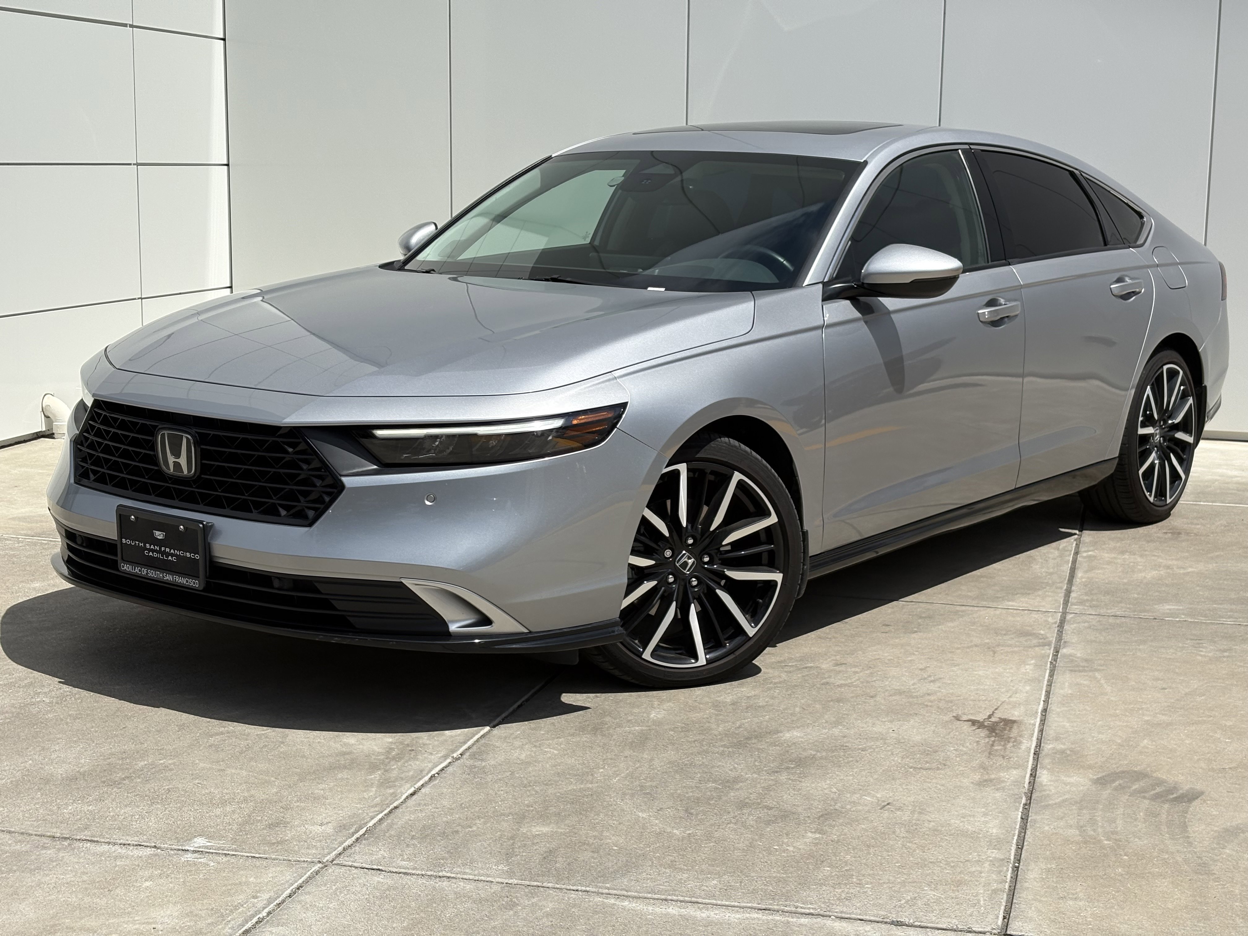 Used 2023 Honda Accord Touring image 2