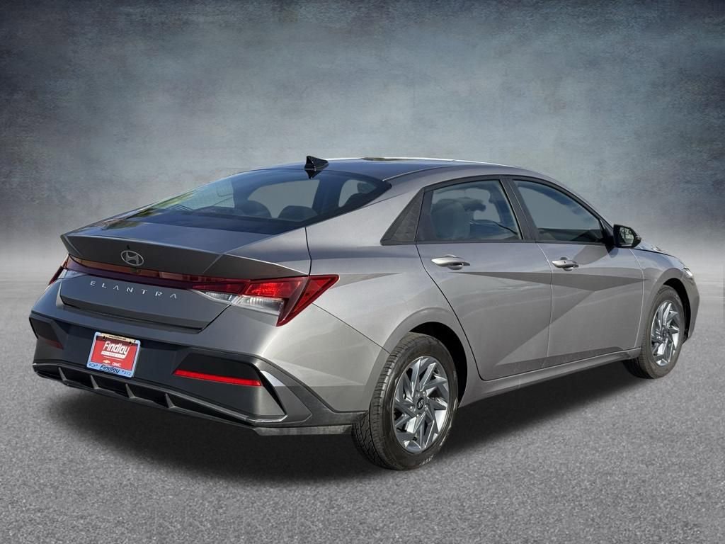 Used 2024 Hyundai Elantra SEL image 3