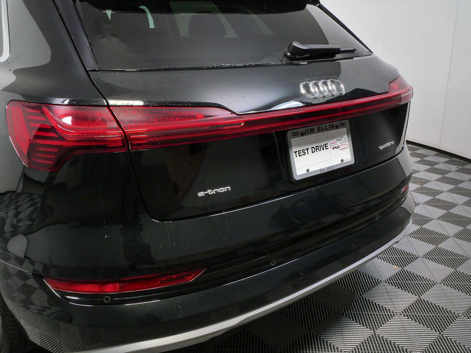 Used 2023 Audi e-tron Premium Plus w/ Premium Plus Package AWD/4WD image 37