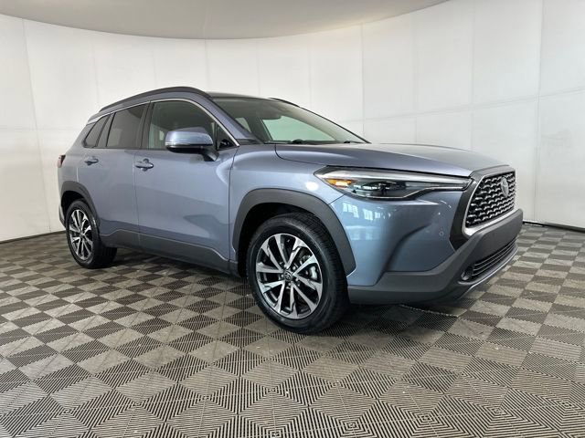 Used 2022 Toyota Corolla Cross XLE image 2