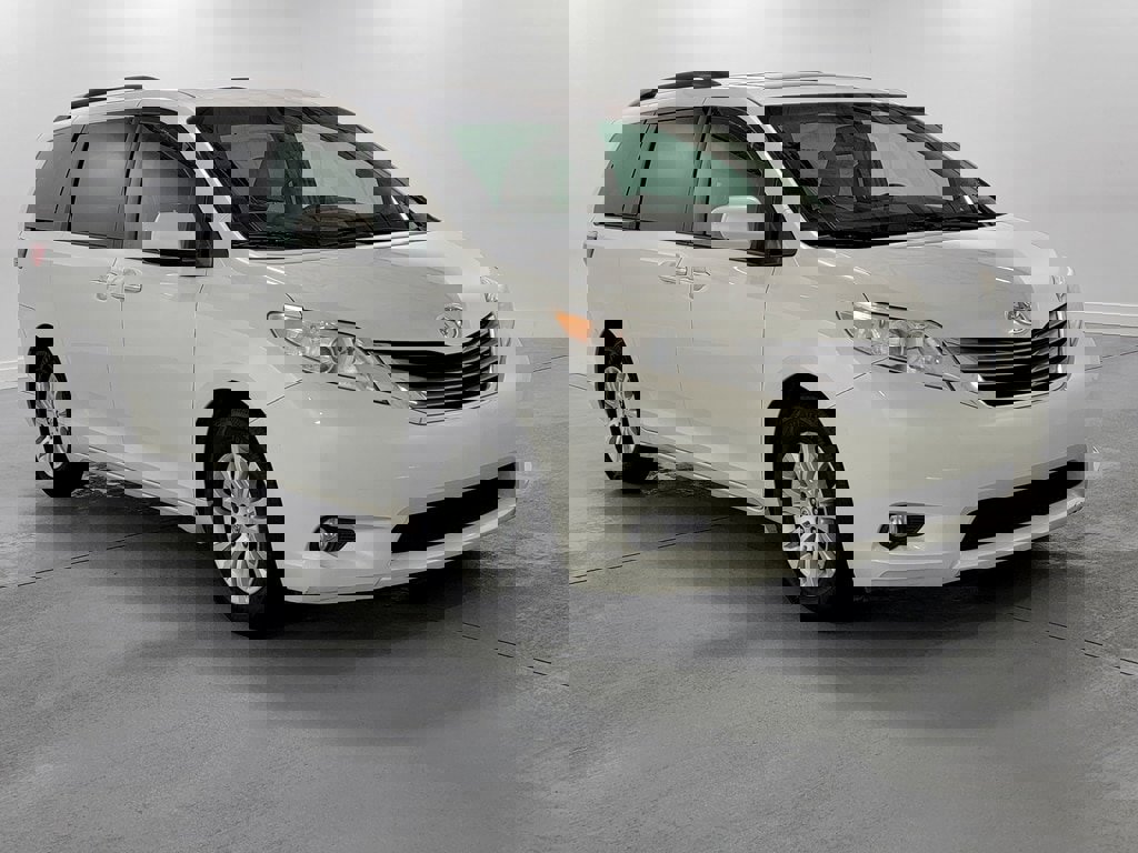 Used 2015 Toyota Sienna XLE Premium image 2