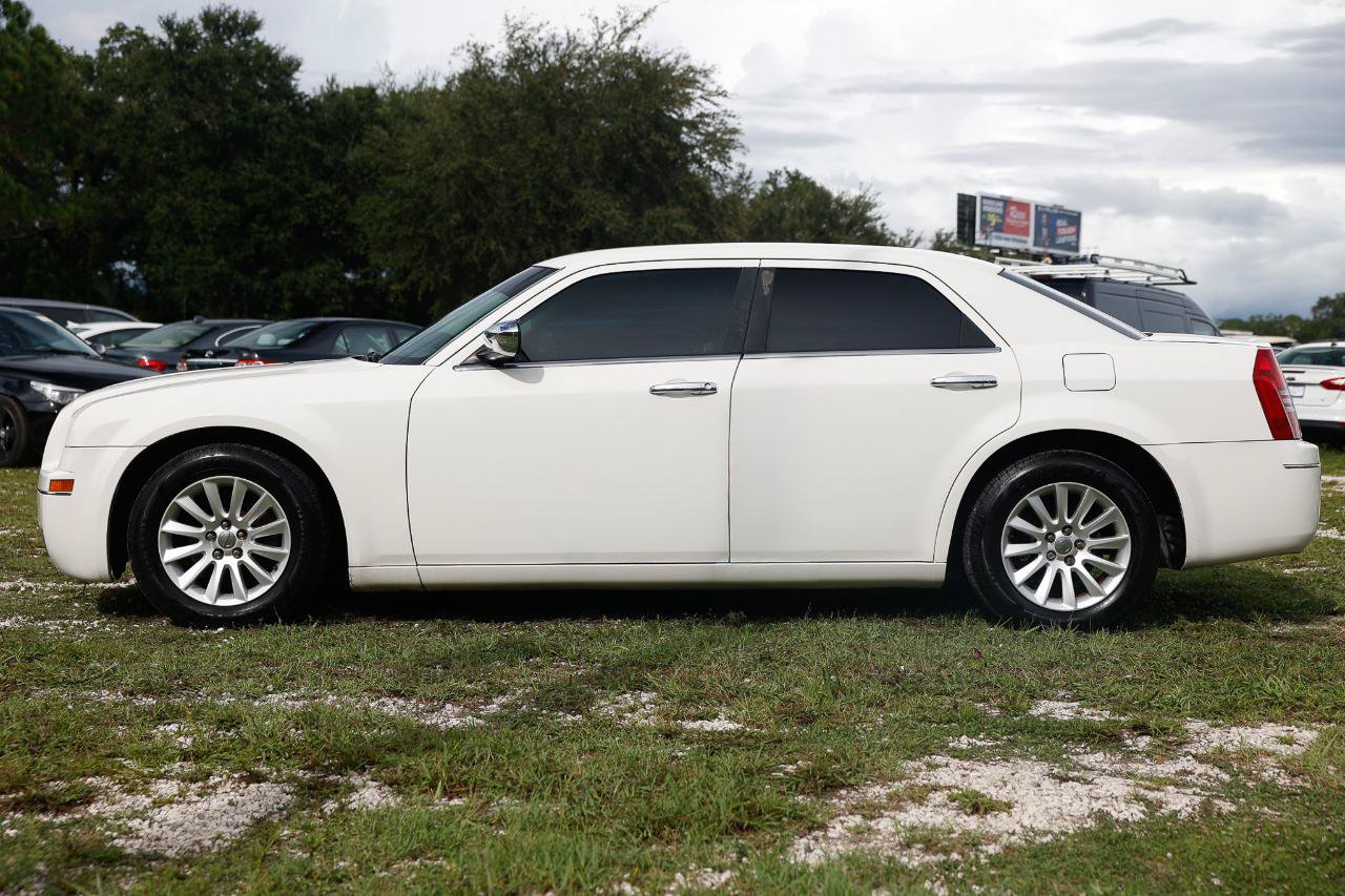 Used 2010 Chrysler 300 Touring RWD image 3