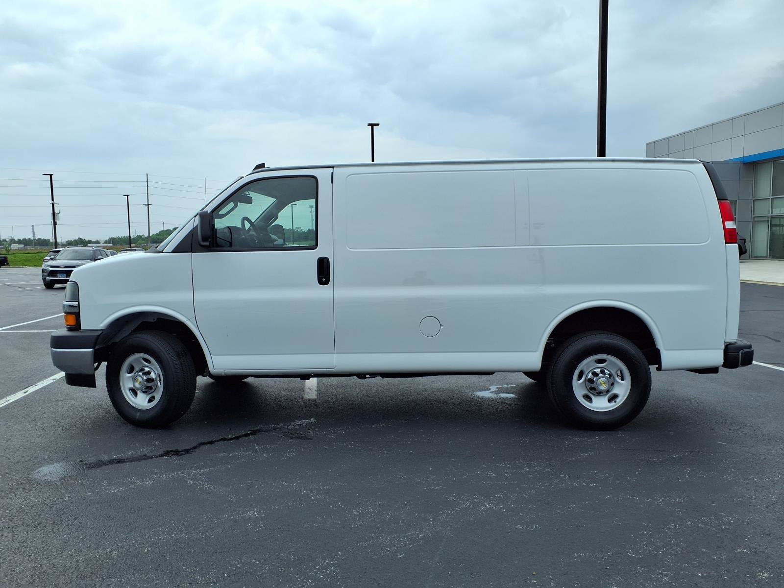 Used 2024 Chevrolet Express 3500 w/ Driver Convenience Package RWD image 23