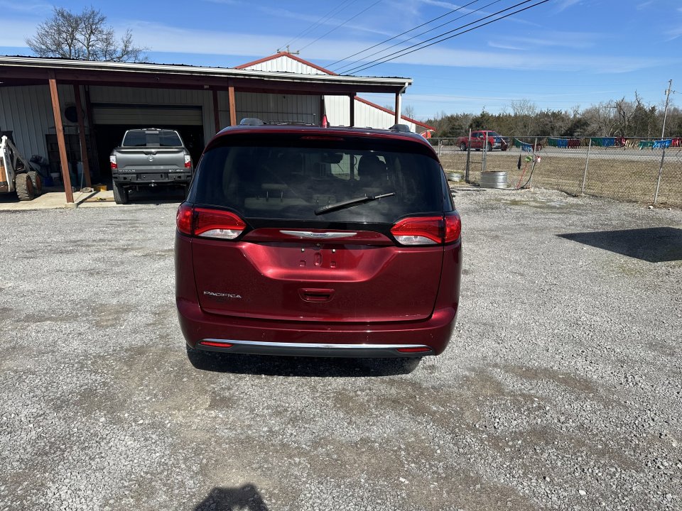 Used 2017 Chrysler Pacifica Touring-L Plus w/ Advanced Safetytec Group FWD image 6