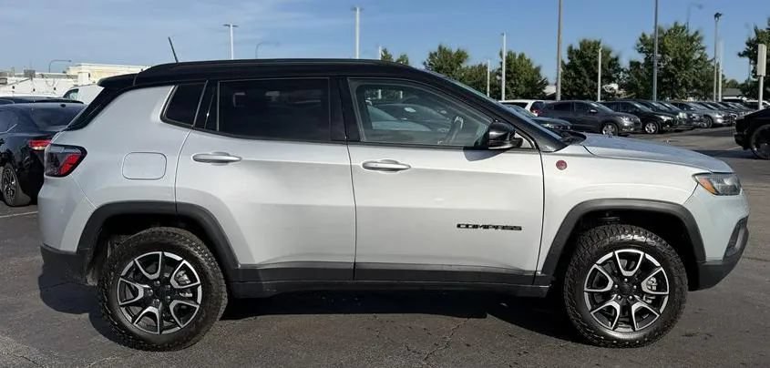 Used 2024 Jeep Compass Trailhawk AWD/4WD image 8