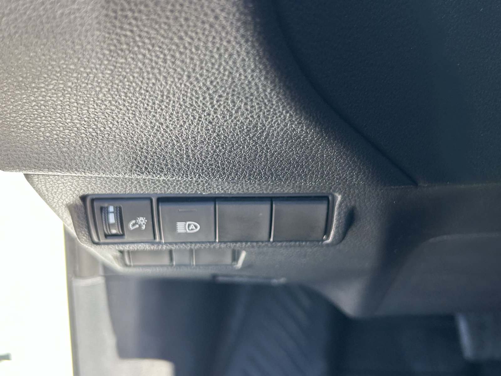 Used 2022 Toyota Corolla Cross XLE AWD/4WD image 31