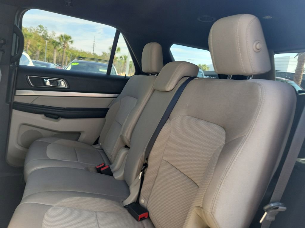 Used 2018 Ford Explorer XLT image 12