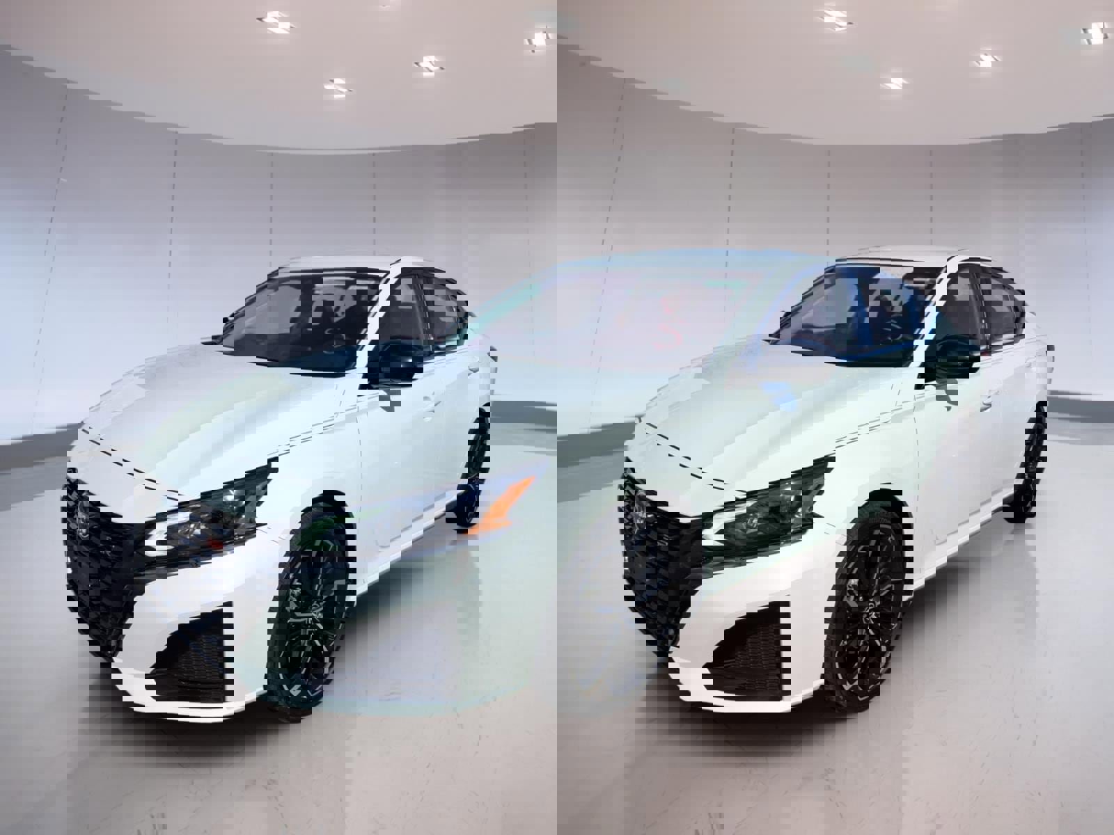 Used 2023 Nissan Altima 2.5 SR image 2