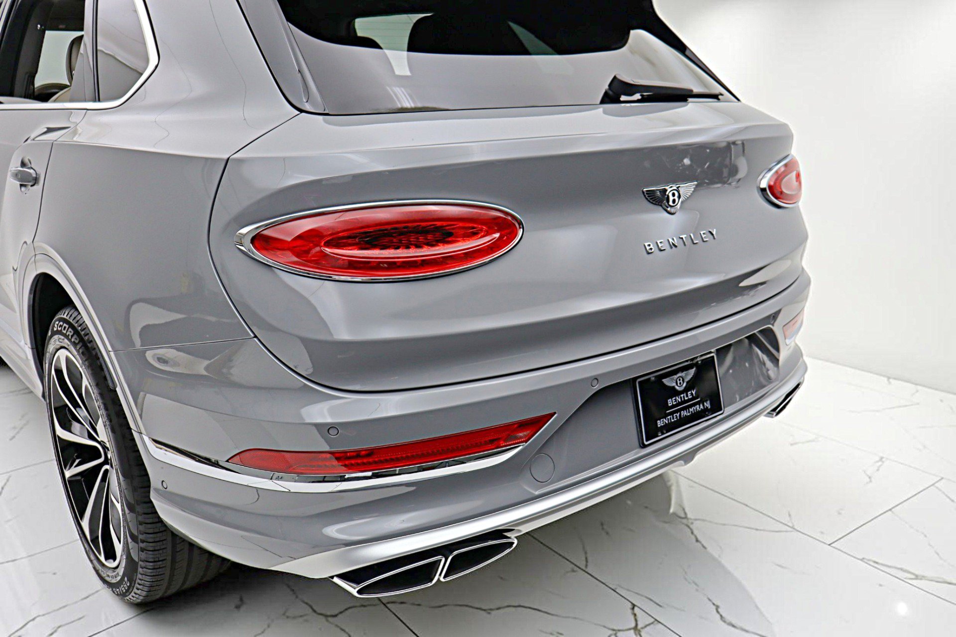 Used 2024 Bentley Bentayga Extended Wheelbase AWD/4WD image 15