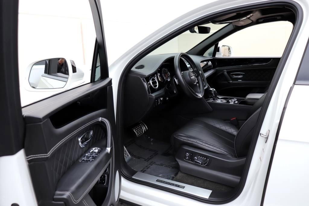 Used 2017 Bentley Bentayga image 2