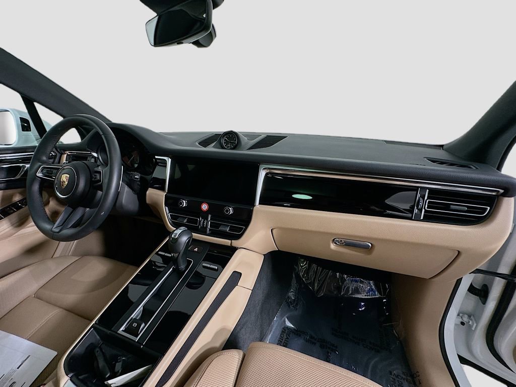 Used 2025 Porsche Macan image 32