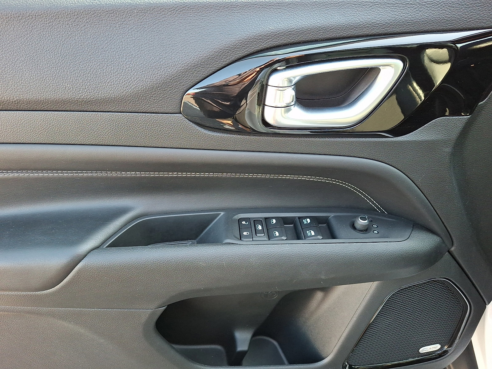 Used 2023 Jeep Compass Latitude w/ Sun and Sound Group image 12