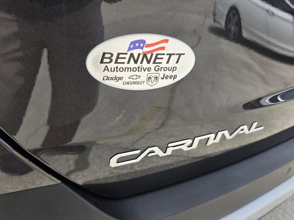 Used 2025 Kia Carnival FWD image 16