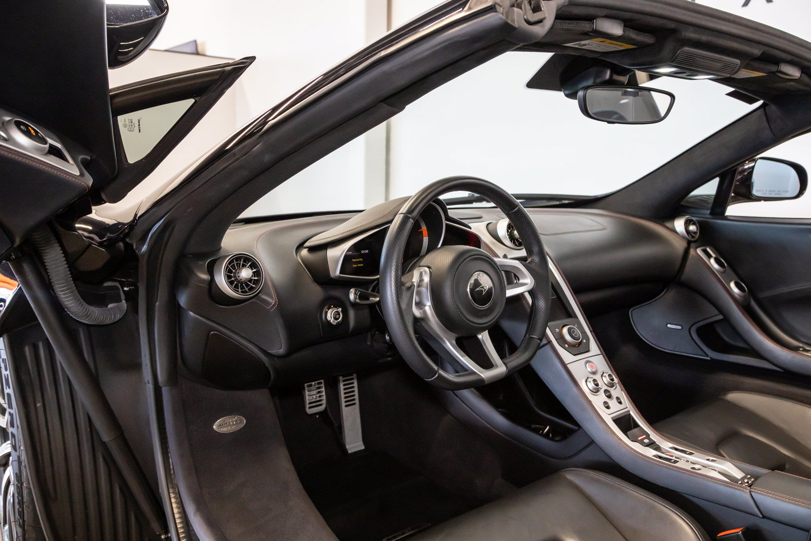 Used 2013 McLaren MP4-12C Spider RWD image 32