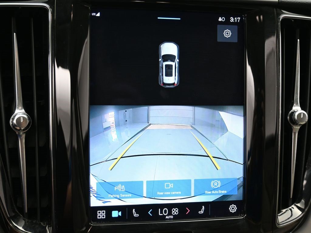 Used 2022 Volvo XC60 B5 Momentum image 19