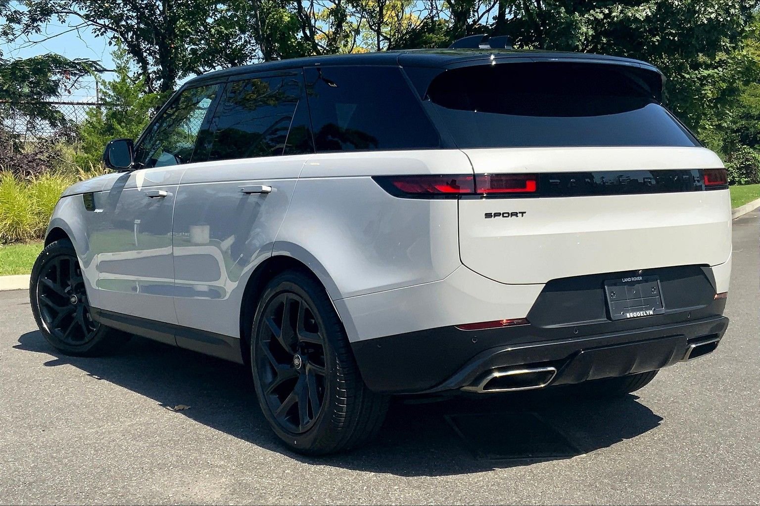 Used 2024 Land Rover Range Rover Sport SE AWD/4WD image 11