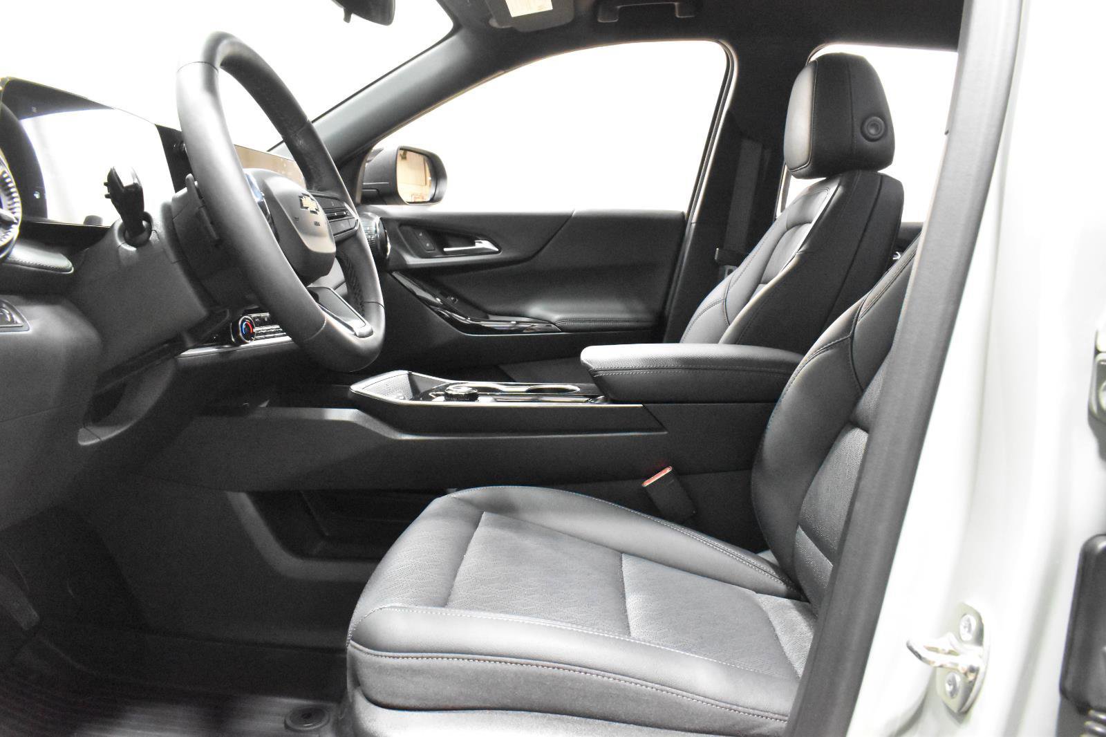 Used 2026 Chevrolet Equinox LT w/ Convenience Package II image 4