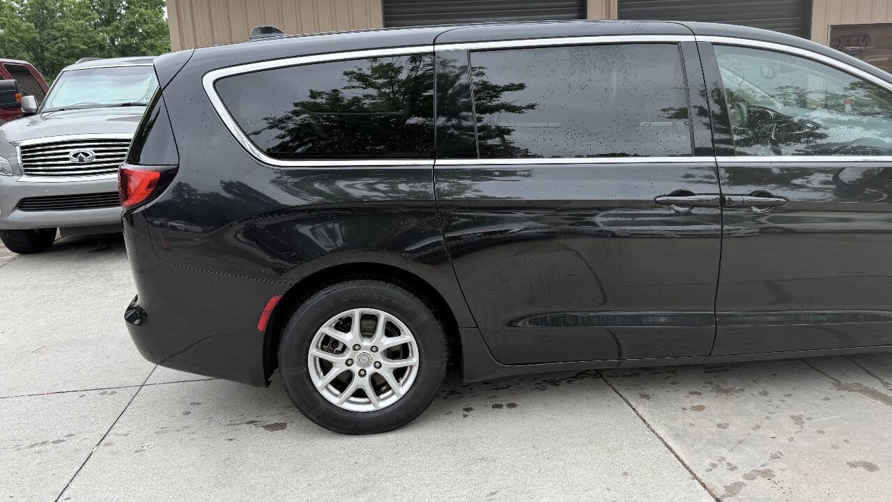 Used 2017 Chrysler Pacifica Touring FWD image 16
