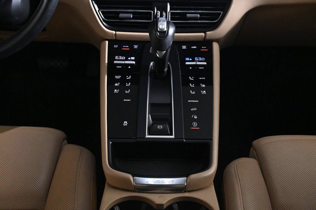 Used 2023 Porsche Macan AWD/4WD image 16