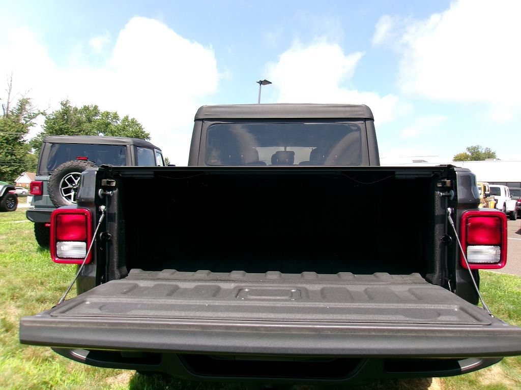 Certified 2021 Jeep Gladiator Sport AWD/4WD image 18