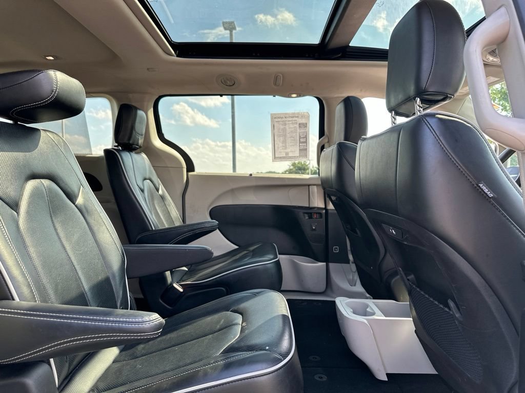 Used 2023 Chrysler Pacifica Limited FWD image 32
