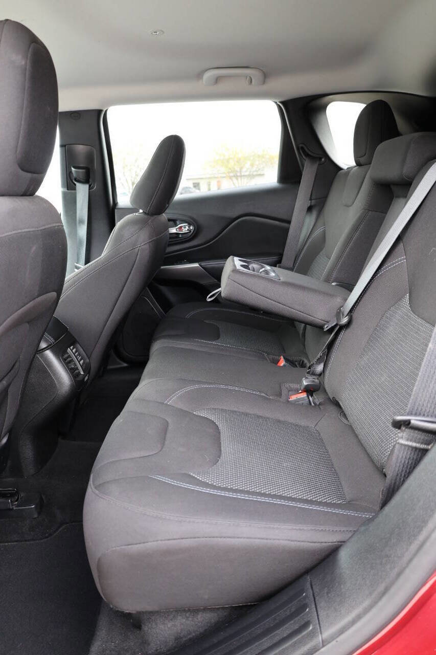 Used 2021 Jeep Cherokee Latitude image 16