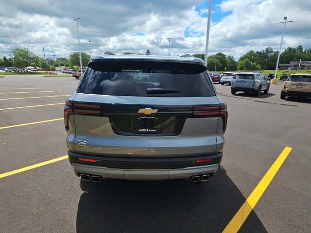 Used 2025 Chevrolet Traverse LT FWD image 7