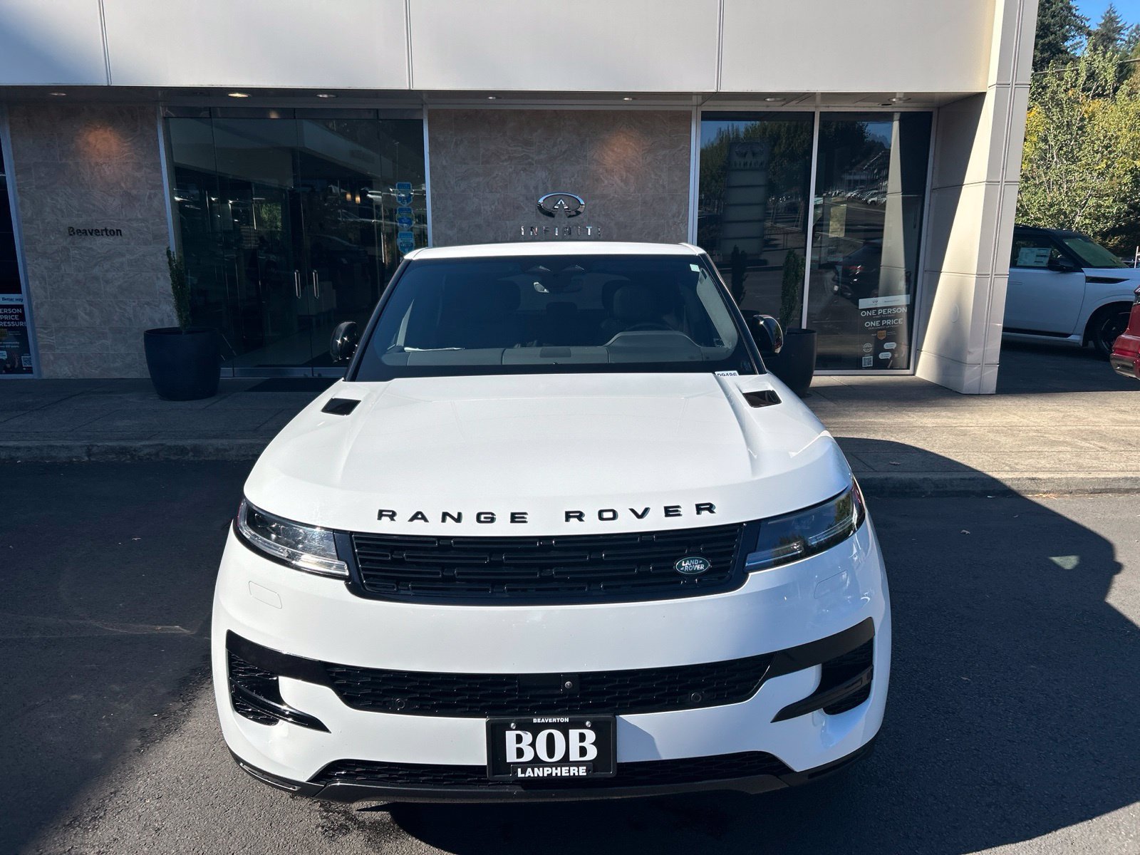 Used 2025 Land Rover Range Rover Sport SE AWD/4WD image 2