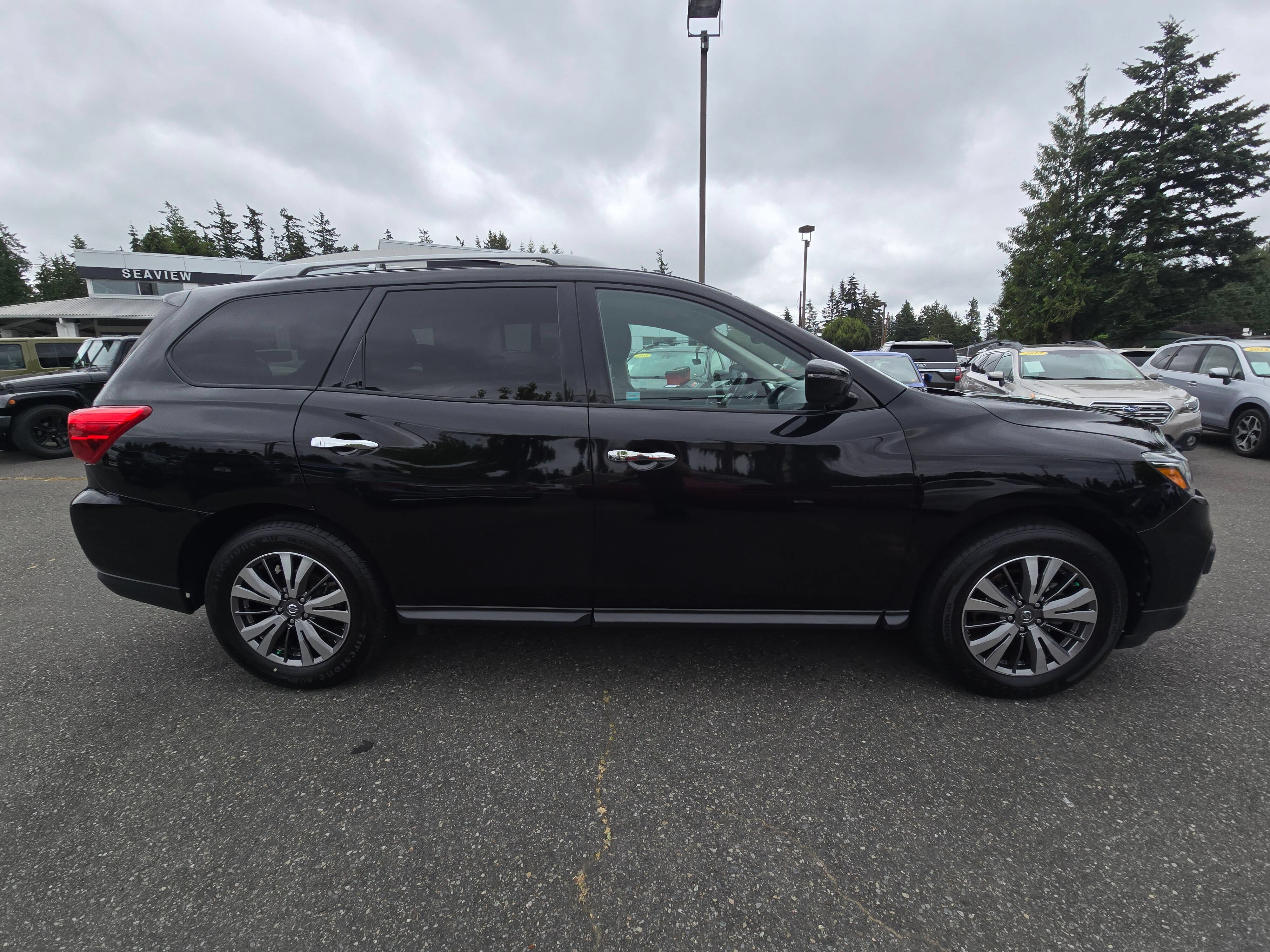 Used 2019 Nissan Pathfinder SV FWD image 2